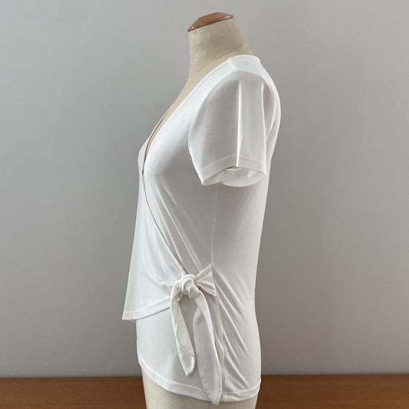 Lucky Brand 🍀 short sleeved ivory v neck top with wrap style & side tie. Size S - Picture 5 of 13
